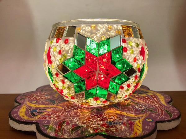 Red and green eight-point star. Handmade with love at a Mosaic Art Studio workshop.