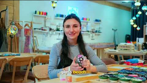 Mosaic Art Studio instructor explains what happens in a Turkish mosaic workshop, with subtitles